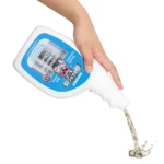 Botella de SuniEnzimático Gato 946 ml, con la etiqueta delantera visible y vertiendo el liquido del interior.